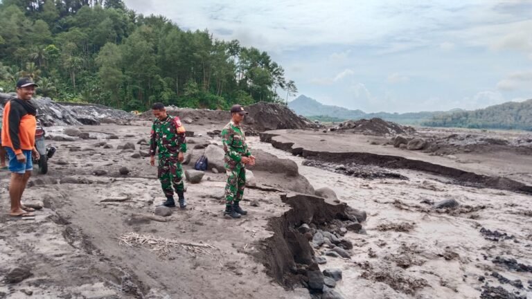 Personel Kodim 0821 Disiagakan di Jembatan Limpas Sumber Langsep untuk Pengamanan dan Bantu Aktivitas Warga
