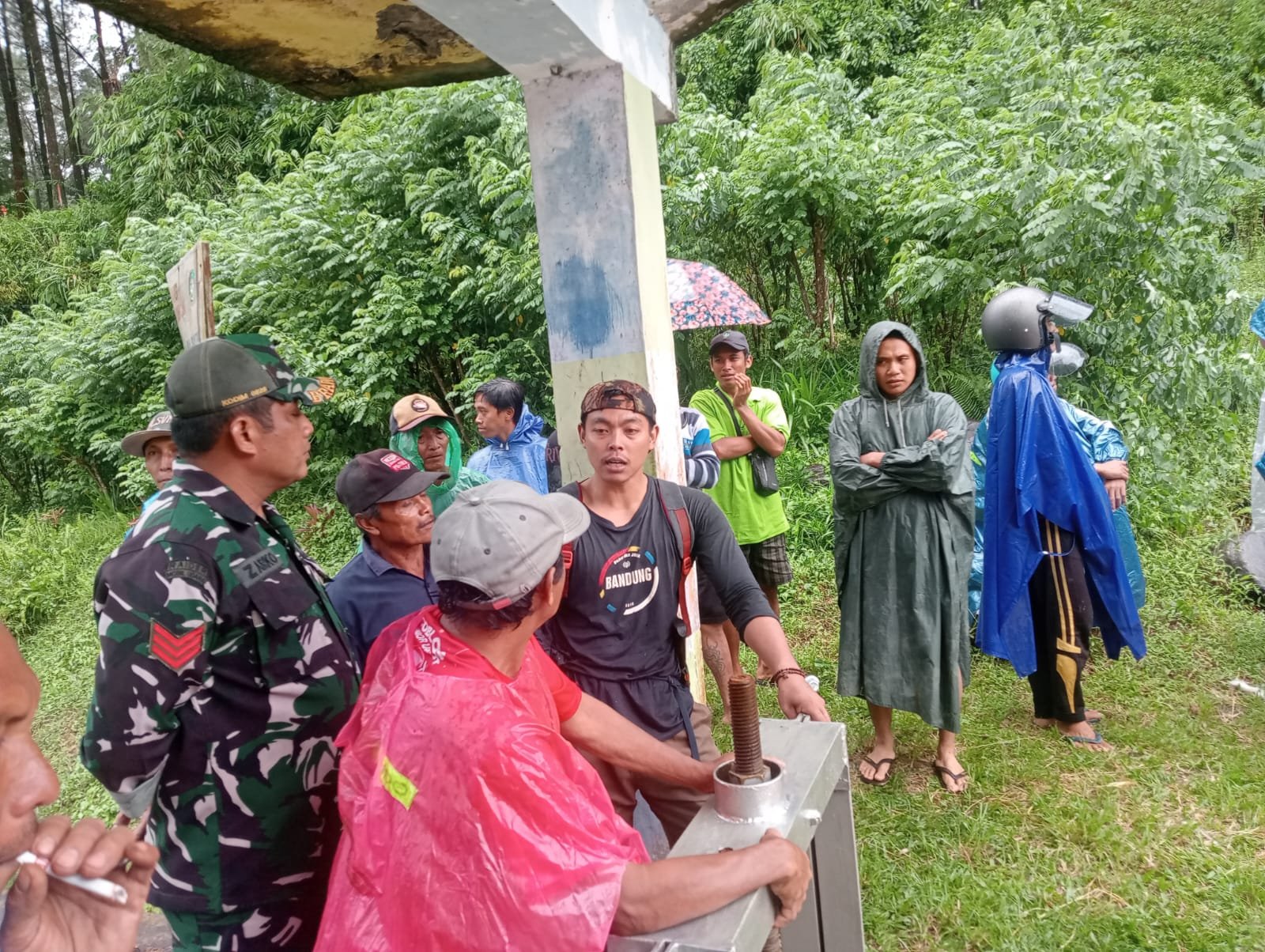 Tragedi Sungai Badeng: Warga Terseret Arus Deras, Operasi Pencarian Melibatkan TNI-POLRI