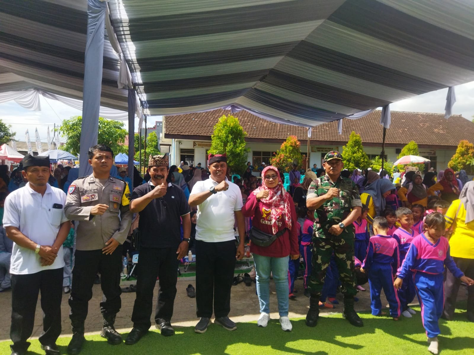 Koramil Pesanggaran Hadiri Festival Padhang Ulanan di Pesanggaran, Pemantik Kreatifitas Ratusan Siswa