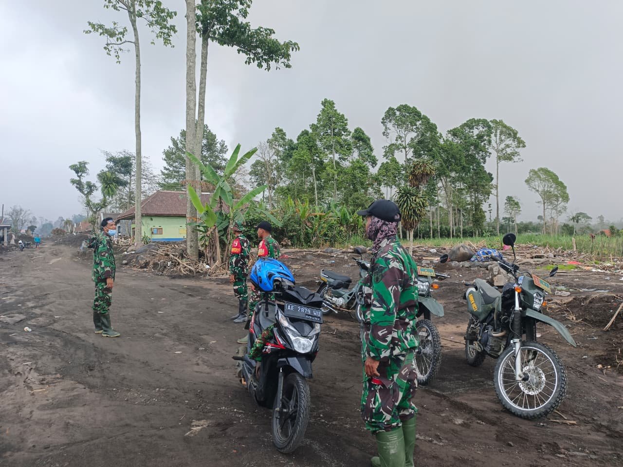 TNI Lakukan Penyekatan di Pertigaan Sumbersari untuk Antisipasi Lahar Dingin Semeru