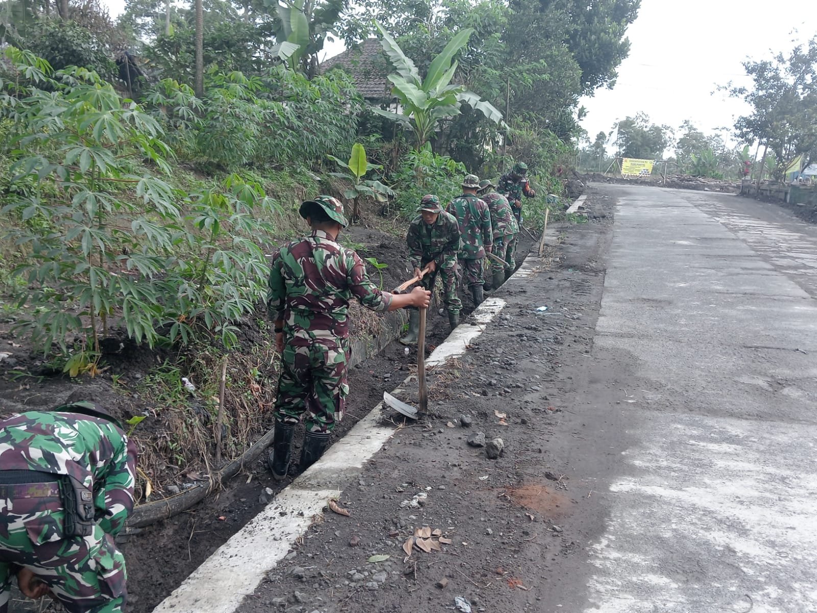 Personel Gulbencal Kerahkan Upaya Pendalaman Drainase di Dusun Sumbersari Supiturang