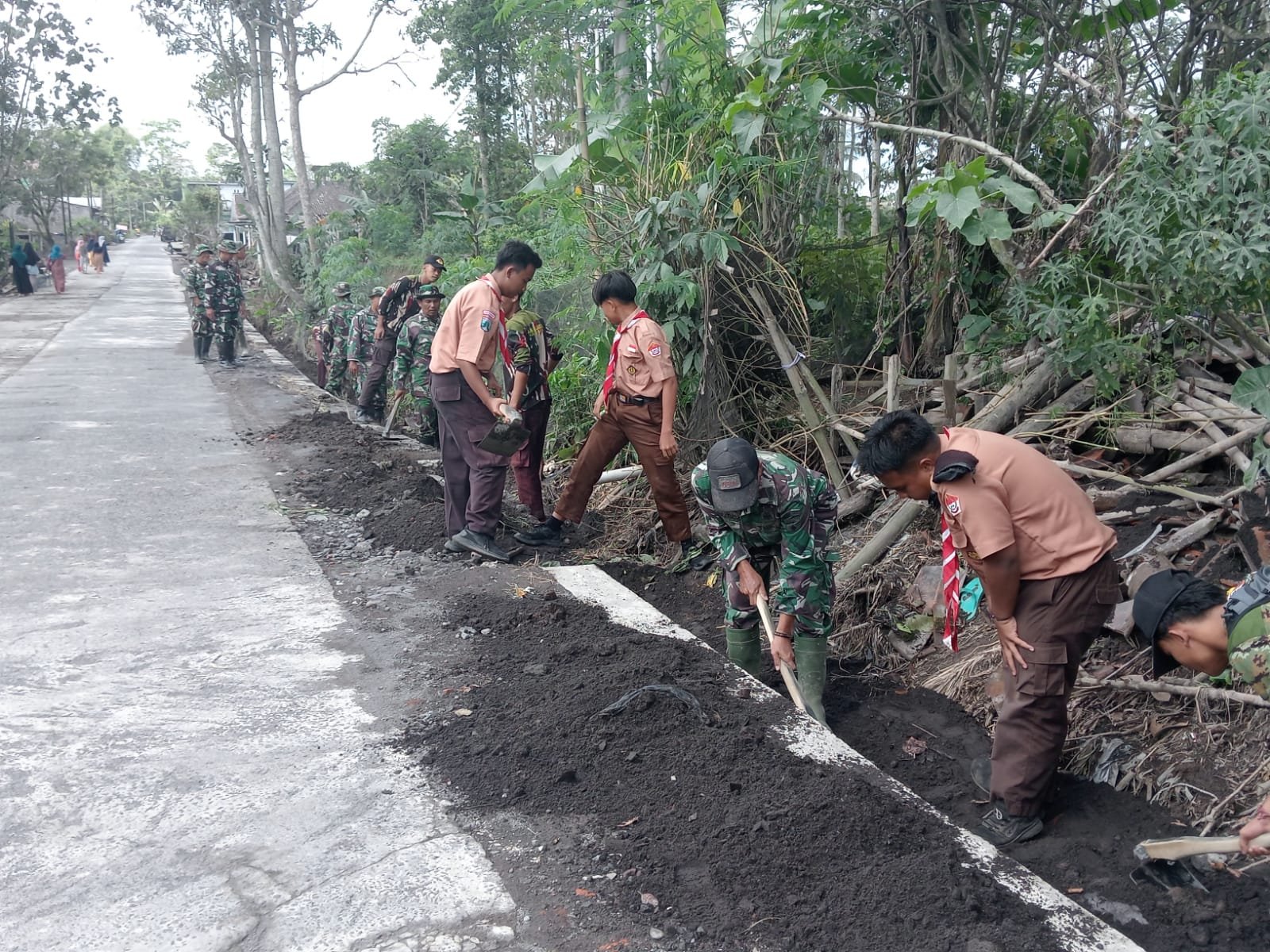 Sinergi Gulbencal dan Pramuka Saka Wira Kartika, Perkuat Mitigasi dengan Pendalaman Drainase di Dusun Sumbersari