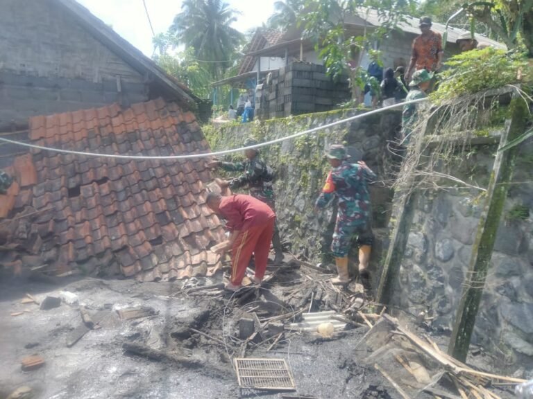 Bahu-Membahu dengan Warga, Personel Kodim Lumajang Ringankan Dampak Lahar Dingin Semeru