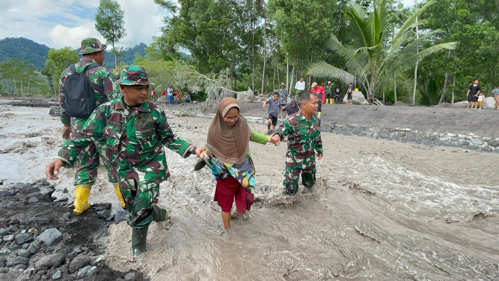 Personel Siaga Bencana Kodim 0821/Lumajang Bantu Warga Menyebrang Sungai Dusun Sumberlangsep