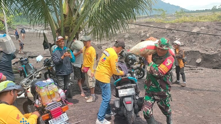 Babinsa Sumberwuluh dan Relawan Gerak Cepat Salurkan Logistik ke Warga Terdampak Lahar Dingin Semeru