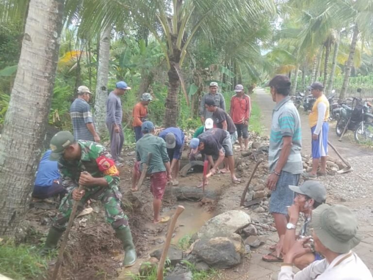 Babinsa Kerja Bakti Gotong Royong Bangun Saluran Drainase di Desa Binaan