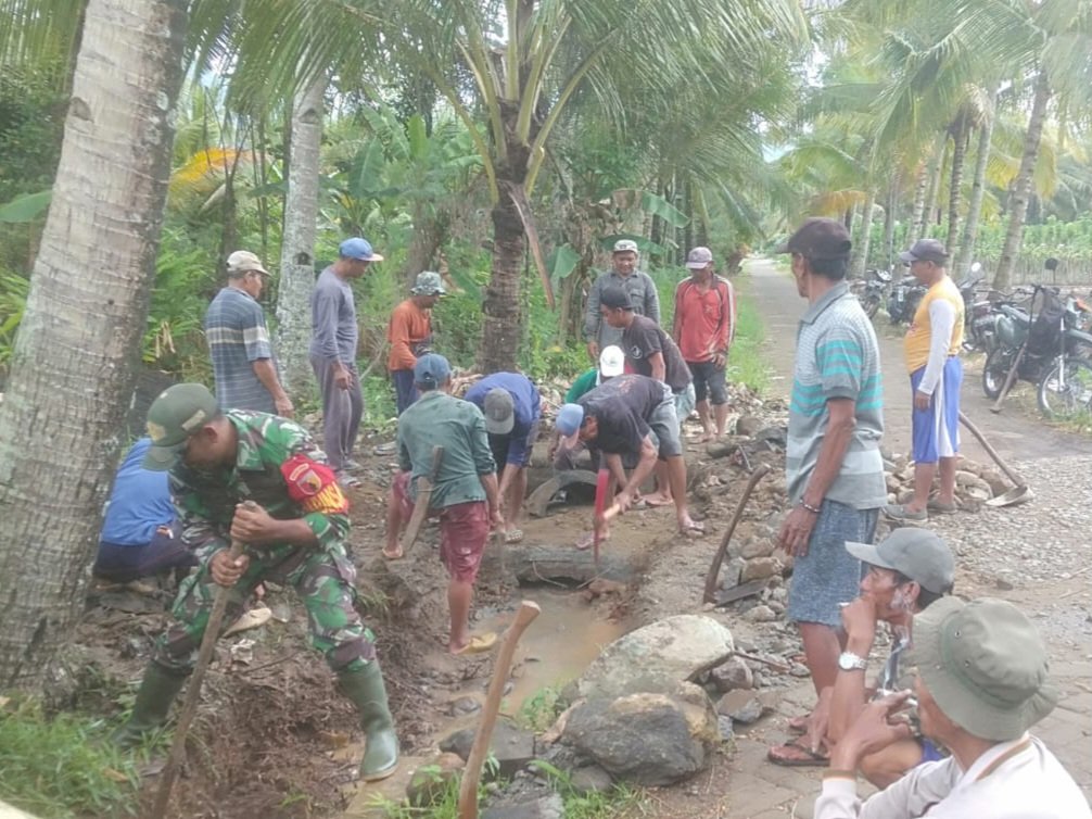 Babinsa Kerja Bakti Gotong Royong Bangun Saluran Drainase di Desa Binaan