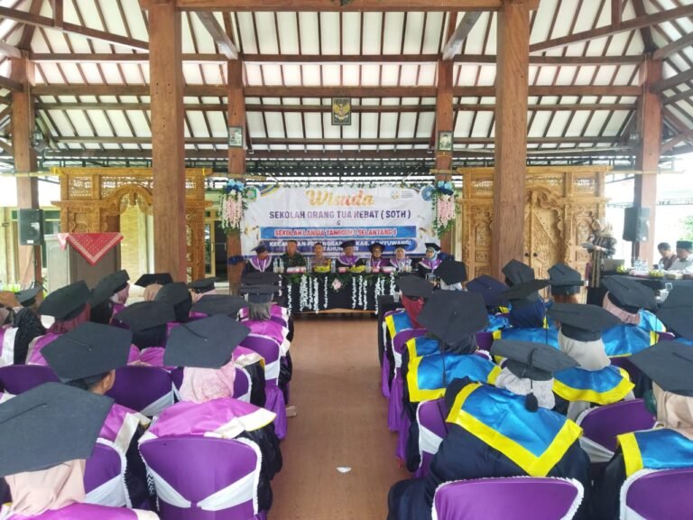 Wujudkan Keluarga Sehat dan Berkualitas, Koramil Pesanggaran Hadiri Wisuda Sekolah Orang Tua Hebat dan Sekolah Lansia Tangguh