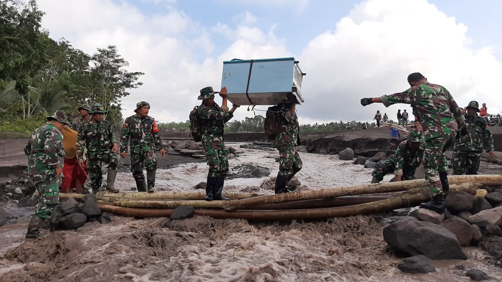 Aksi Humanis TNI Lumajang Dampingi Warga Gunakan Jembatan Darurat Sungai Regoyo