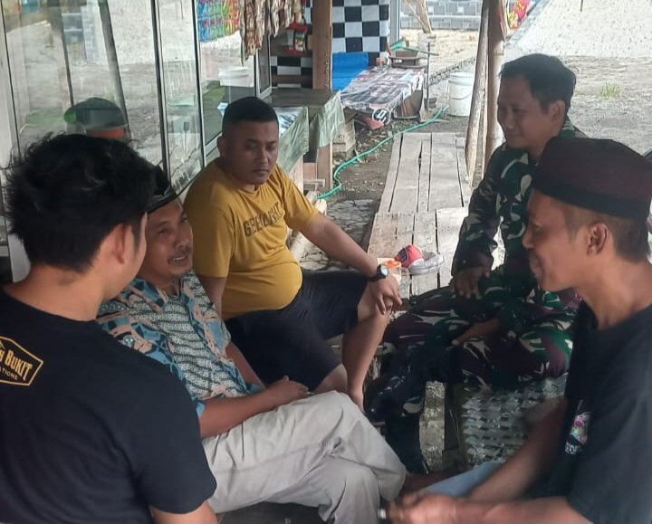 Komsos Santai di Warung Kopi, Personel Koramil Pesanggaran Berbincang Bersama Dengan Warga Binaan