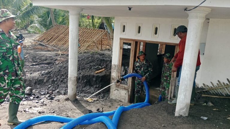 TNI Lumajang Gelontor Rumah Warga Terdampak Lahar Dingin di Sumberlangsep