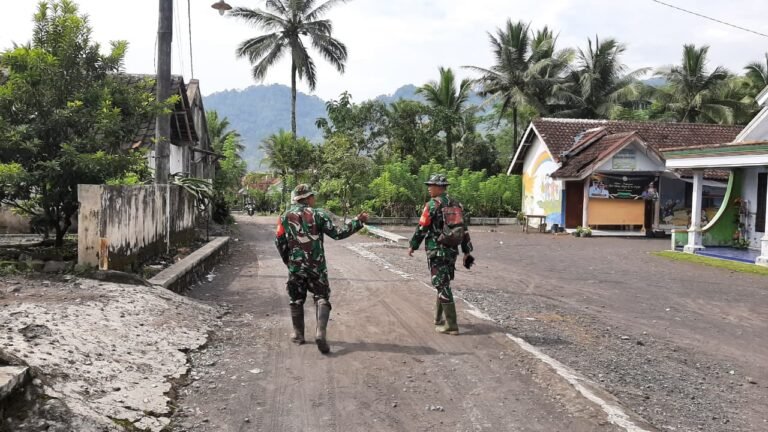 TNI Kodim 0821 Lumajang Lakukan Pengecekan Pengungsi ke Rumah Kerabat: Pastikan Keamanan dan Kondisi Warga Terdampak Lahar Dingin Semeru