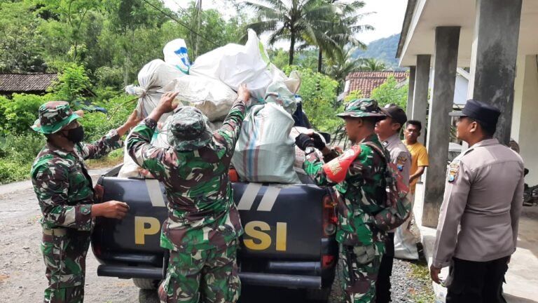Sinergi TNI–Polri Bantu Evakuasi Aset Warga Sumberlangsep ke Zona Aman
