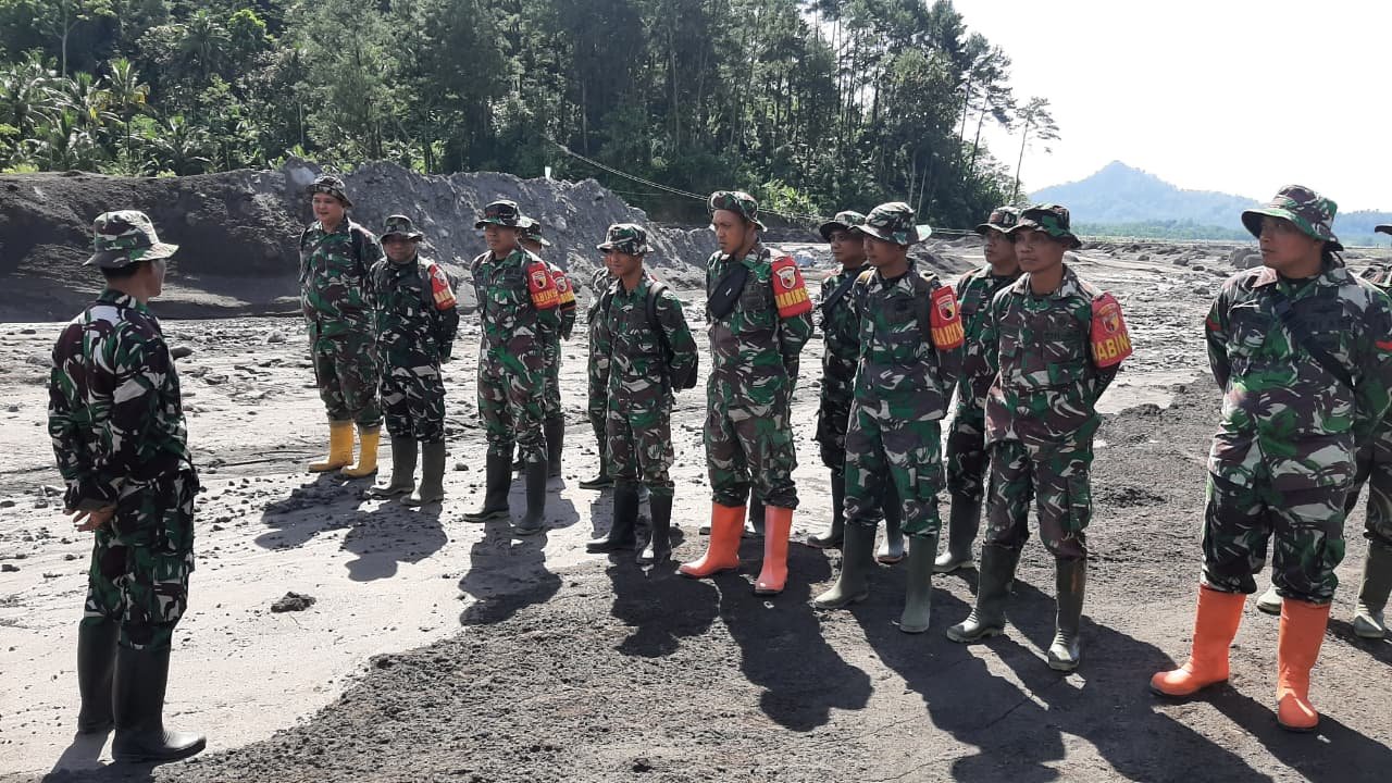 Bati Tuud Koramil 0821-09 Candipuro Pimpin Apel Siaga Bencana di Lokasi Terdampak Dusun Sumberlansep