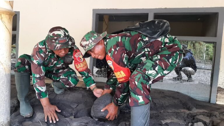 Personel Koramil Tekung Lakukan Pengecekan dan Pembersihan Rumah Warga Terdampak Lahar Dingin Semeru