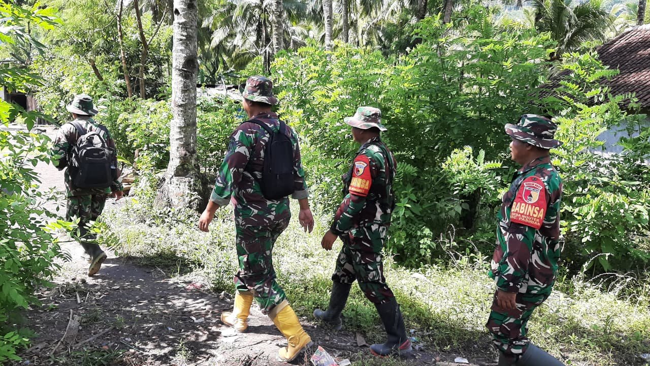 Bangun Ketahanan Psikologis, TNI Kodim 0821 Sambangi Warga Sumberlangsep Yang tidak Terdampak