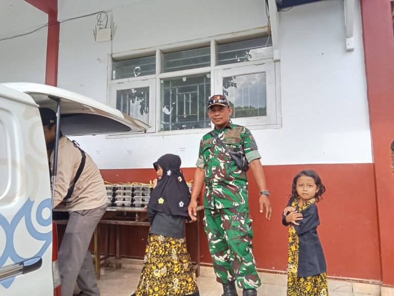 Koramil Pesanggaran Dampingi Pendistribusian Makan Bergizi Gratis di Kecamatan Pesanggaran