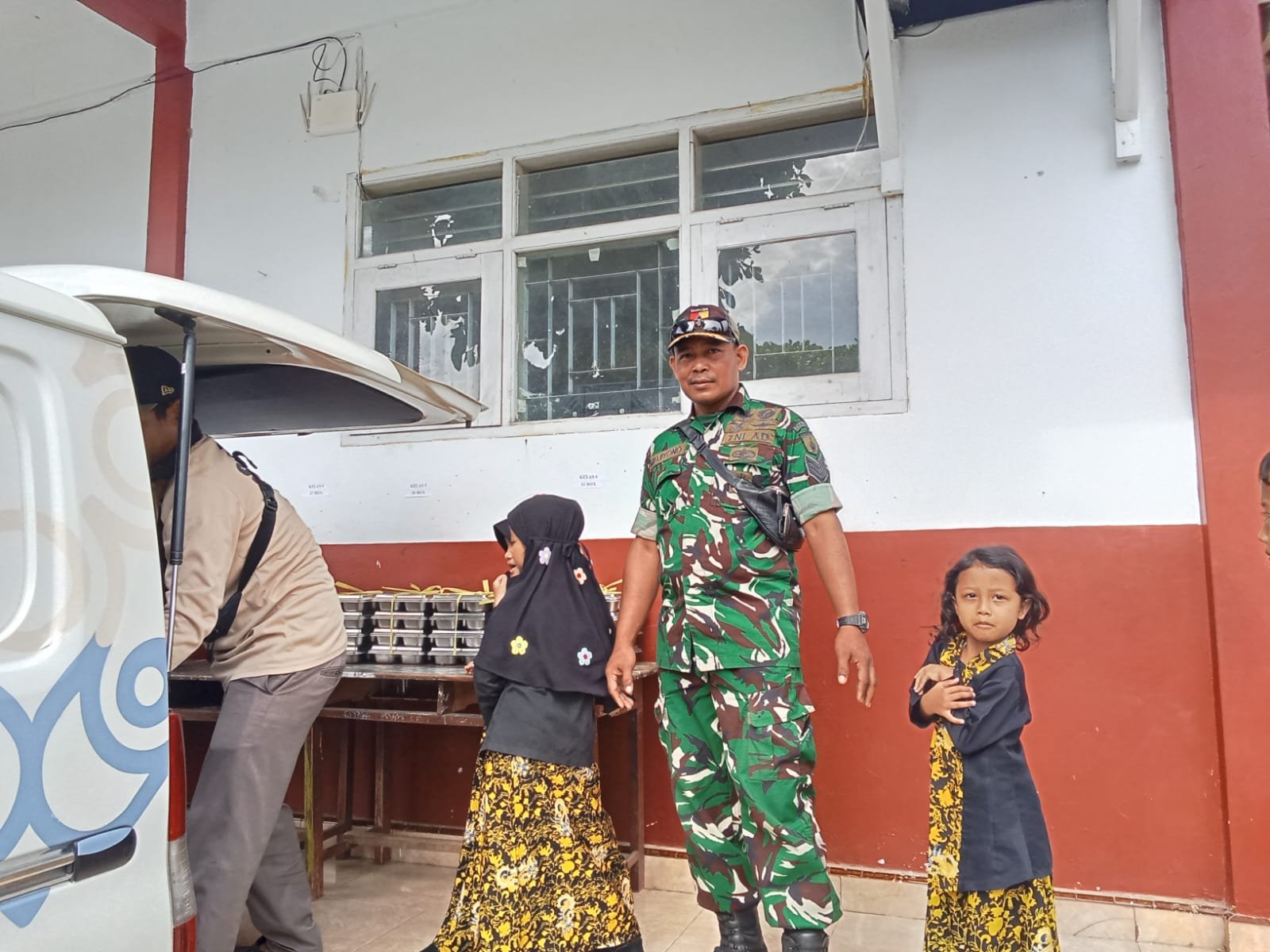 Koramil Pesanggaran Dampingi Pendistribusian Makan Bergizi Gratis di Kecamatan Pesanggaran