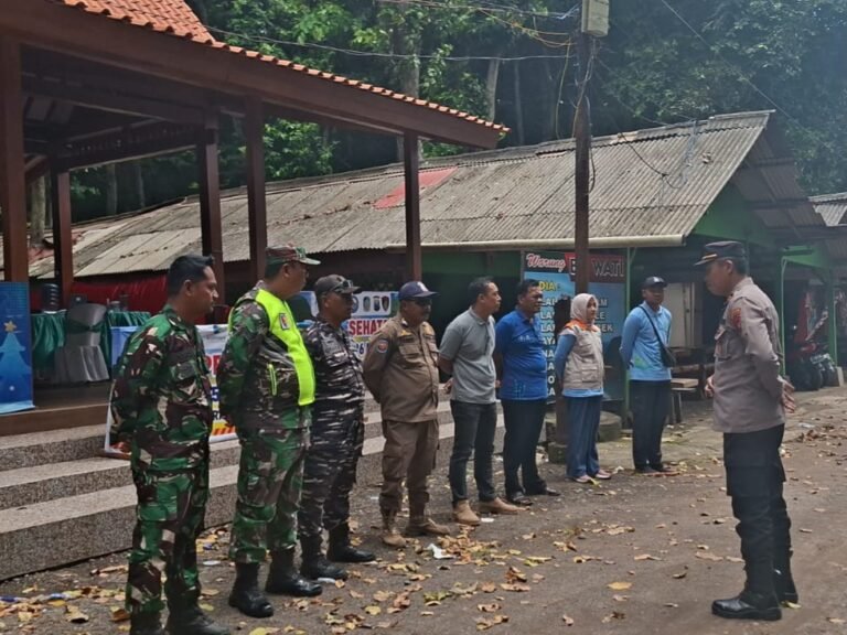 Sinergitas TNI-Polri Pengamanan Wisata Pulau Merah Menyambut Masa Libur Nataru 2025-2026