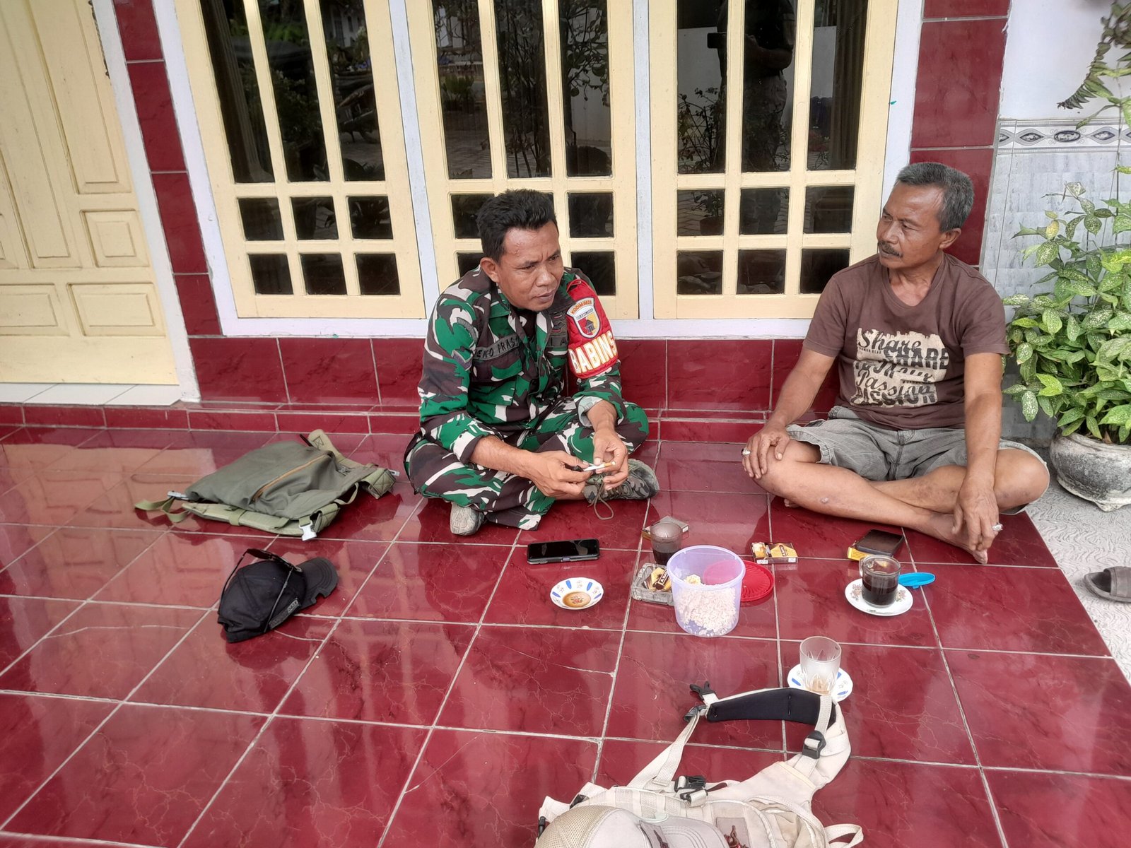 Babinsa Anjang Sana Komsos ke Tokoh Masyarakat Wilayah Binaan
