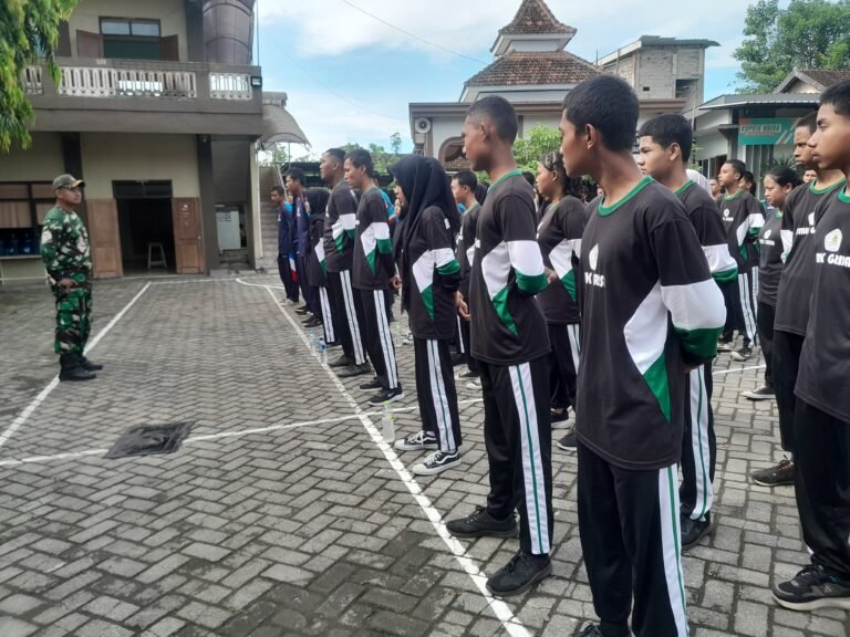 Koramil 0825-11/Pesanggaran Melaksanakan Pembinaan Mental dan Fisik Pelajar SMK PGRI Pesanggaran