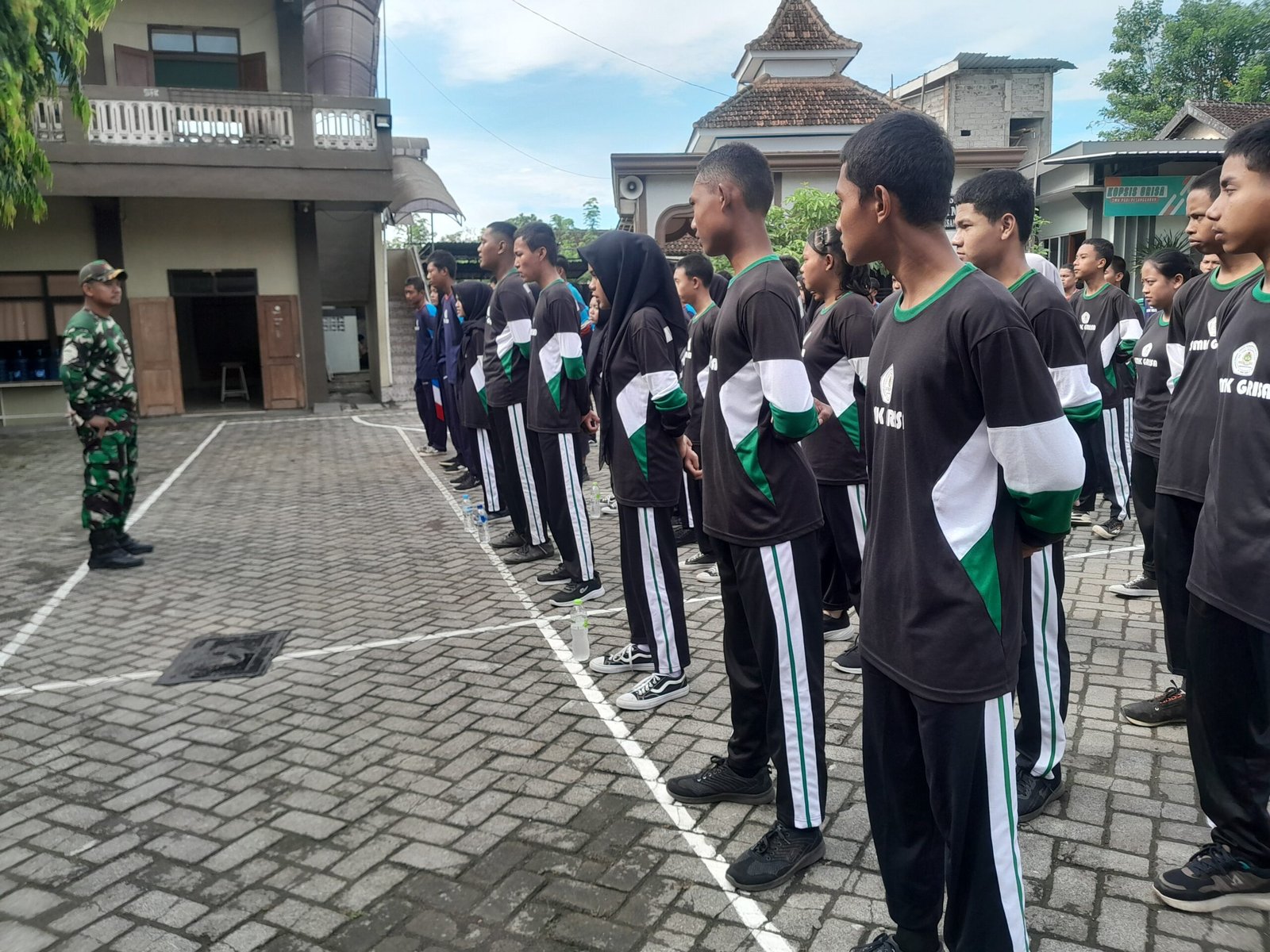 Koramil 0825-11/Pesanggaran Melaksanakan Pembinaan Mental dan Fisik Pelajar SMK PGRI Pesanggaran