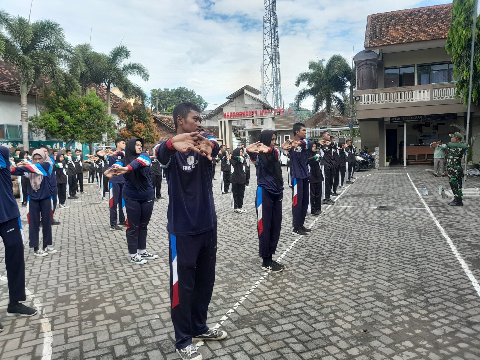 Anggota Koramil 0825-11/Pesanggaran Memberikan Pembinaan Mental dan Fisik Siswa Siswi SMK PGRI Pesanggaran