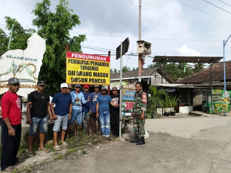 Babinsa Bersama Warga Binaan Memasang Pengumunan Penertiban Pemulung dan Pengamen