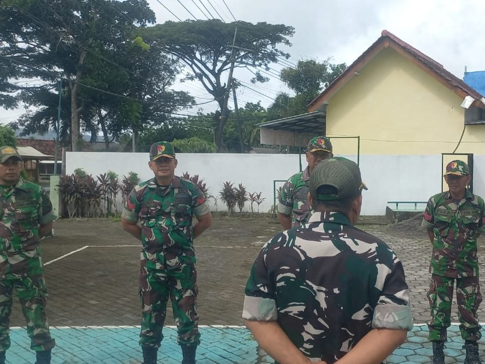 Anggota Koramil 0825-11/Pesanggaran Melaksanakan Apel Pagi Aktifitas Kerja Wilayah Binaan