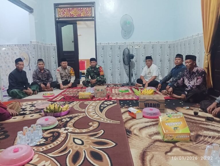 Babinsa Menghadiri Pemuda Mushola Miftahul Huda Acara Sholawatan Peringatan Isro’ Mi’roj