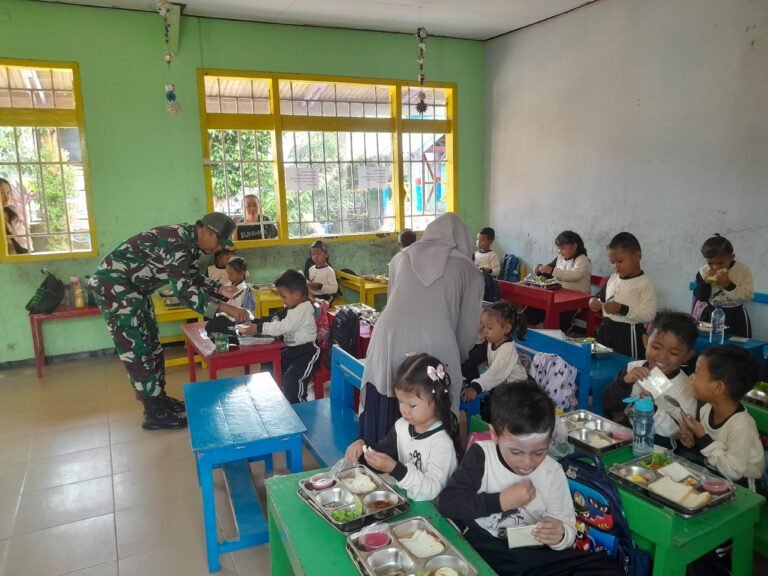 Koramil Pesanggaran Pendampingan Pendistribusan Makan Bergizi Gratis di Desa Sumberagung
