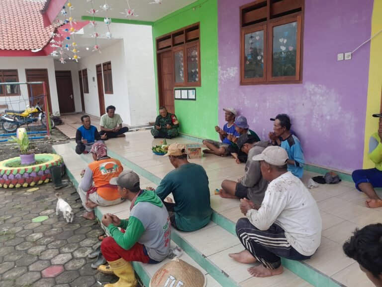 Babinsa Laksanakan Tasyakuran Bersama Pekerja Pembangunan Koperasi Desa Kelurahan Merah Putih