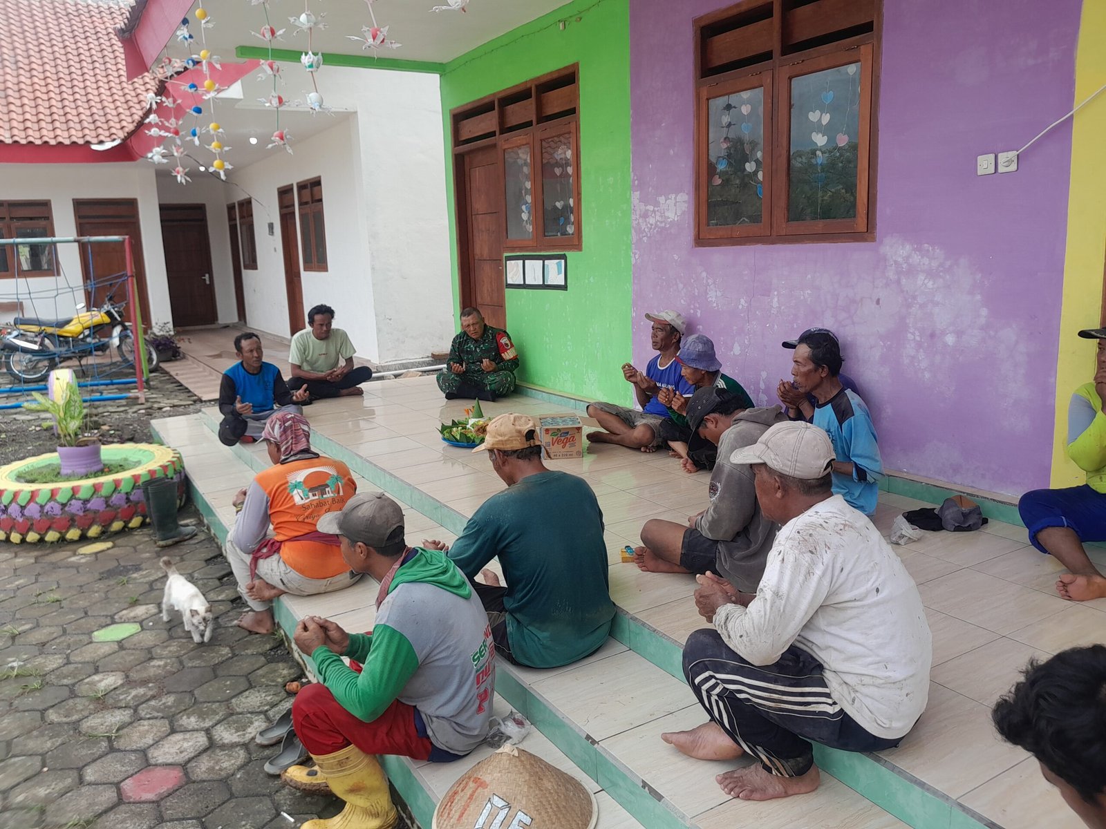 Babinsa Laksanakan Tasyakuran Bersama Pekerja Pembangunan Koperasi Desa Kelurahan Merah Putih