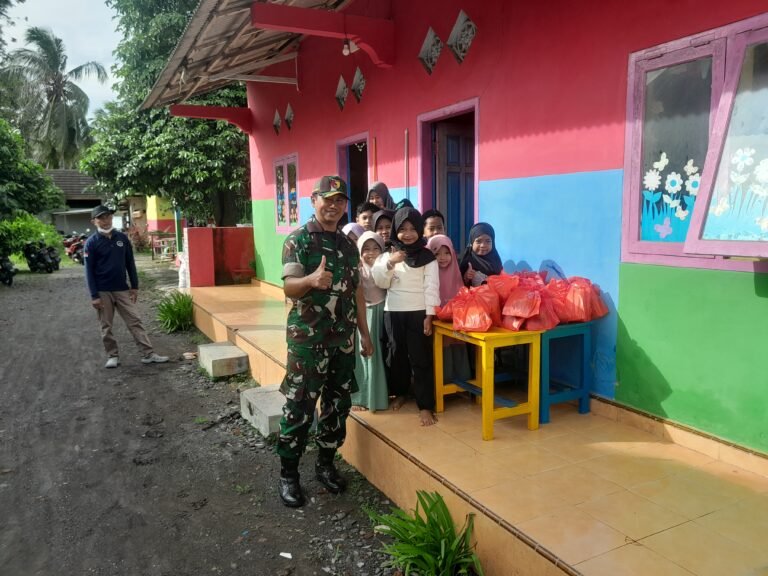 Koramil 0825-11/Pesanggaran Bersama SPPG Sumberagung Tetap Berjalan Pendistribusan MBG di Bulan Suci Ramadan 1447 H