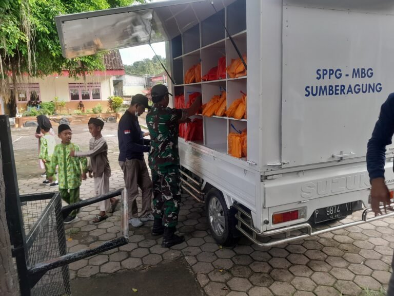 Anggota Koramil Pesanggaran Peran Aktif Melakukan Pendampingan dan Pendistribusan MBG Selama Bulan Suci Ramadan