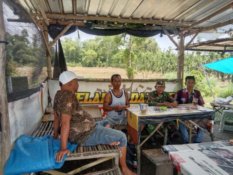 Komsos Dengan Warga, Anggota Koramil Pesanggaran Ajak Keamanan dan Ketertiban Wilayah
