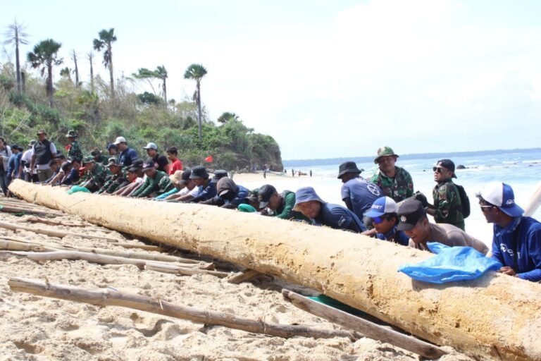 Aksi Nyata di Pantai Pancur Kodim 0825/Banyuwangi dan Warga Bersatu Lewat Gerakan ASRI