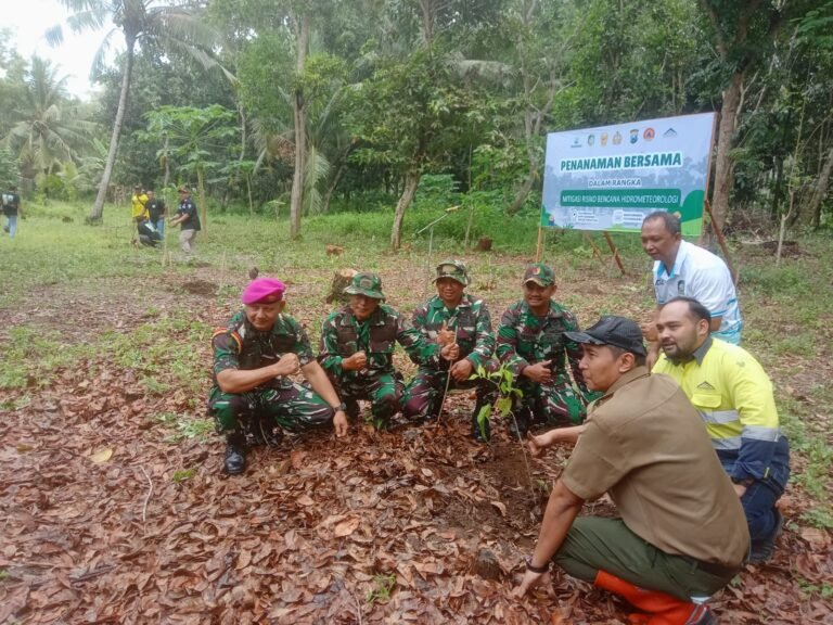 Koramil Pesanggaran Bersama Forpimka  Karya Bakti Penanaman Pohon Mencegah Resiko Bencana Hidrometeorologi