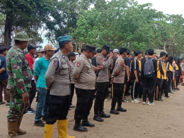 Koramil Pesanggaran Bersama Forpimka Melaksanakan Kegiatan Gerakan Asri Bersih Pantai Wisata