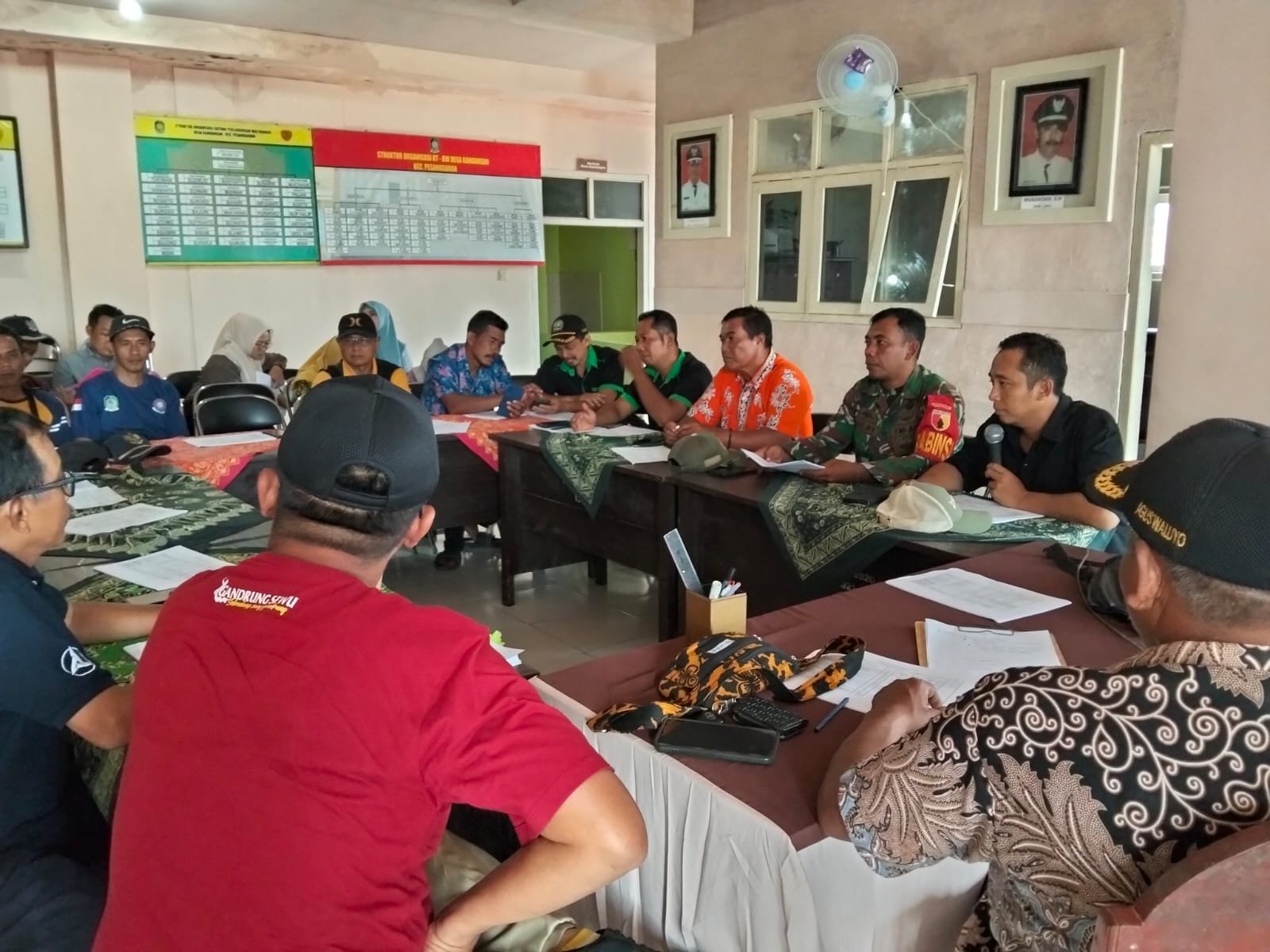Babinsa Koramil Pesanggaran Hadir Acara Musdes Realisasi APBDes Tahun 2025 Desa Kandangan