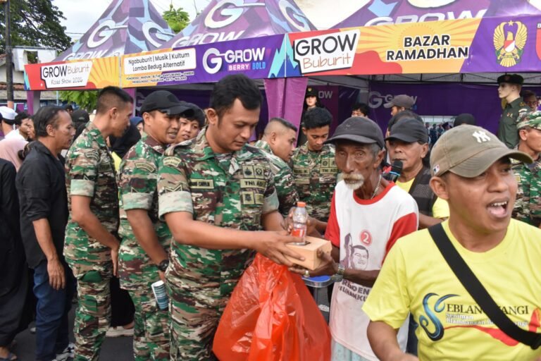 Ramadan Menginspirasi di Banyuwangi: Giat Bagi Takjil dan Kampanye Kreatif Rekrutmen Prajurit TNI Menggema di Depan Kantor Kodim 0825/Banyuwangi