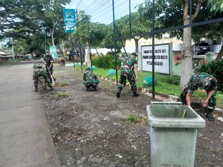 Anggota Korve di Markas Koramil Pesanggaran Guna Menjaga Kebersihan, Keindahan dan Kenyamanan Menjaga Kepedulian Kebersihan Lingkungan