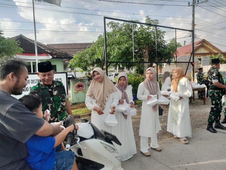 Peduli Ramadan, Sinergi TNI-Polri Bersama Persit KCK Ranting 12 Koramil Pesanggaran Gelar Berbagi Takjil