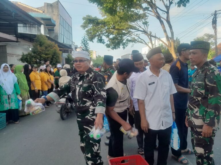TNI-Polri Menghadiri Acara Forum Kerukunan Umat Beragama (FKUB) Kecamatan Pesanggaran Melaksanakan Bagi Takjil Bulan Ramadan