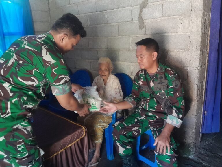 Koramil 0825-11/Pesanggaran Berbagi Jumat Berkah Bulan Suci Ramadan, Salurkan Zakat Fitrah Bagi Warga