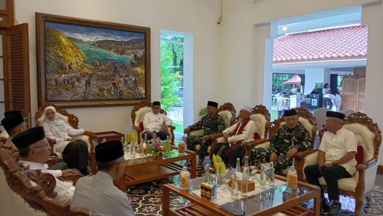 Dandim 0825/Banyuwangi Hadiri Peringatan Nuzulul Qur’an Ayat Suci Menggema di Pendopo Blambangan, Doa Bersama Forkopimda Mengalir untuk Banyuwangi