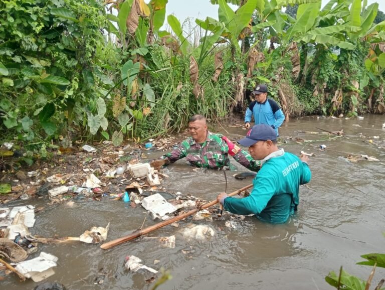 Turun ke Sungai, TMMD Ke-127 Bersihkan Sampah Demi Warga Wonosari