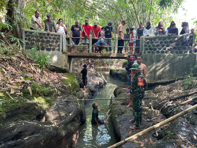 Aksi Cepat Babinss Jajag Bantu Evakuasi Anak Hanyut dan Kawal Hingga ke Rumah Sakit.