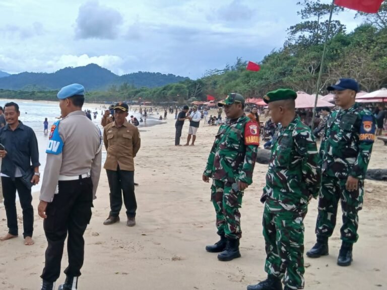 Koramil Pesanggaran Melaksanakan Kegiatan Pengamanan Wisata Pantai Pulau Merah Dalam Rangka Hari Raya Idul Fitri 1447H
