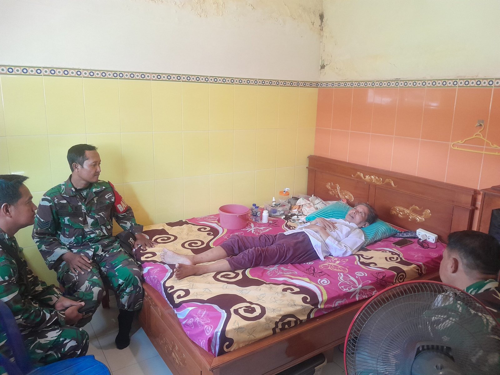 Danramil 0825-11/Pesanggaran Bersama Anggota, Jenguk Ulama Yang Sedang Sakit